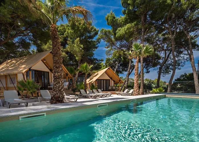 Waterman Village 4*