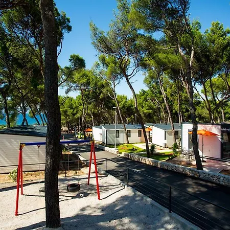 Waterman Village 4*