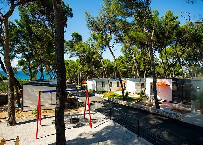 Waterman Village 4*