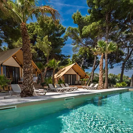 Waterman Village 4*